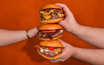 Hambúrgueres artesanais do Ô Zé Burgers prontos para viagem